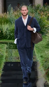 David Beckham’s Front Row Elegance: A Masterclass in Modern Men’s Tailoring and Celebrity Fashion Influence - image 1