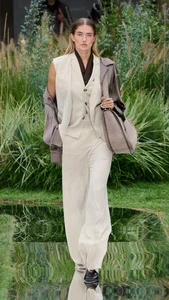 David Beckham’s Front Row Elegance: A Masterclass in Modern Men’s Tailoring and Celebrity Fashion Influence - image 3