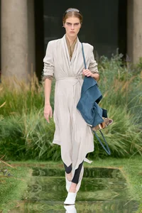 David Beckham’s Front Row Elegance: A Masterclass in Modern Men’s Tailoring and Celebrity Fashion Influence - image 4