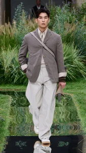 David Beckham’s Front Row Elegance: A Masterclass in Modern Men’s Tailoring and Celebrity Fashion Influence - image 7