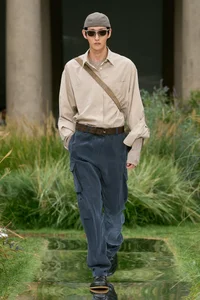 David Beckham’s Front Row Elegance: A Masterclass in Modern Men’s Tailoring and Celebrity Fashion Influence - image 5