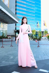 Tuong San's Pink Fashion Evolution: From Barbiecore Chic to Elegant Sophistication - image 12