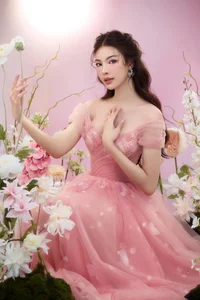 Tuong San's Pink Fashion Evolution: From Barbiecore Chic to Elegant Sophistication - image 0