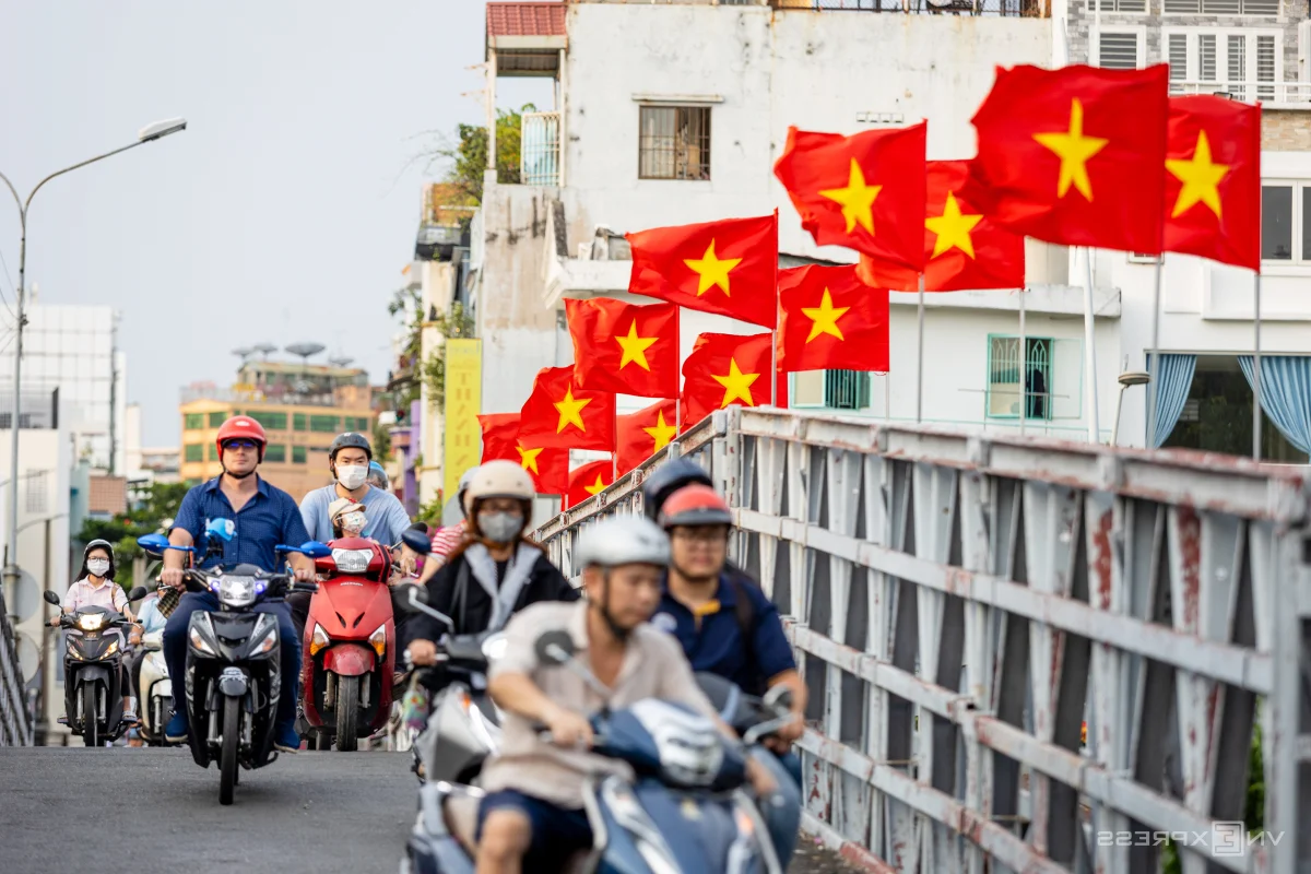 Ho Chi Minh City Celebrates with Vibrant Decorations for the April 30 Anniversary