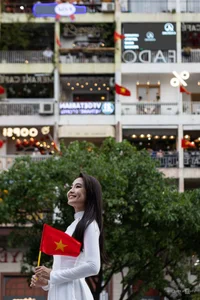 Ho Chi Minh City Celebrates with Vibrant Decorations for the April 30 Anniversary - image 2