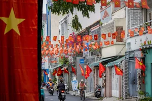 Ho Chi Minh City Celebrates with Vibrant Decorations for the April 30 Anniversary - image 7