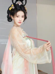Ethereal Grace: Li Shuang Er in Dreaming Back to Tang Dynasty - image 4