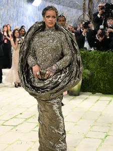 Rihanna Reclaims Her Crown as the Queen of Met Gala 2026 - image 5