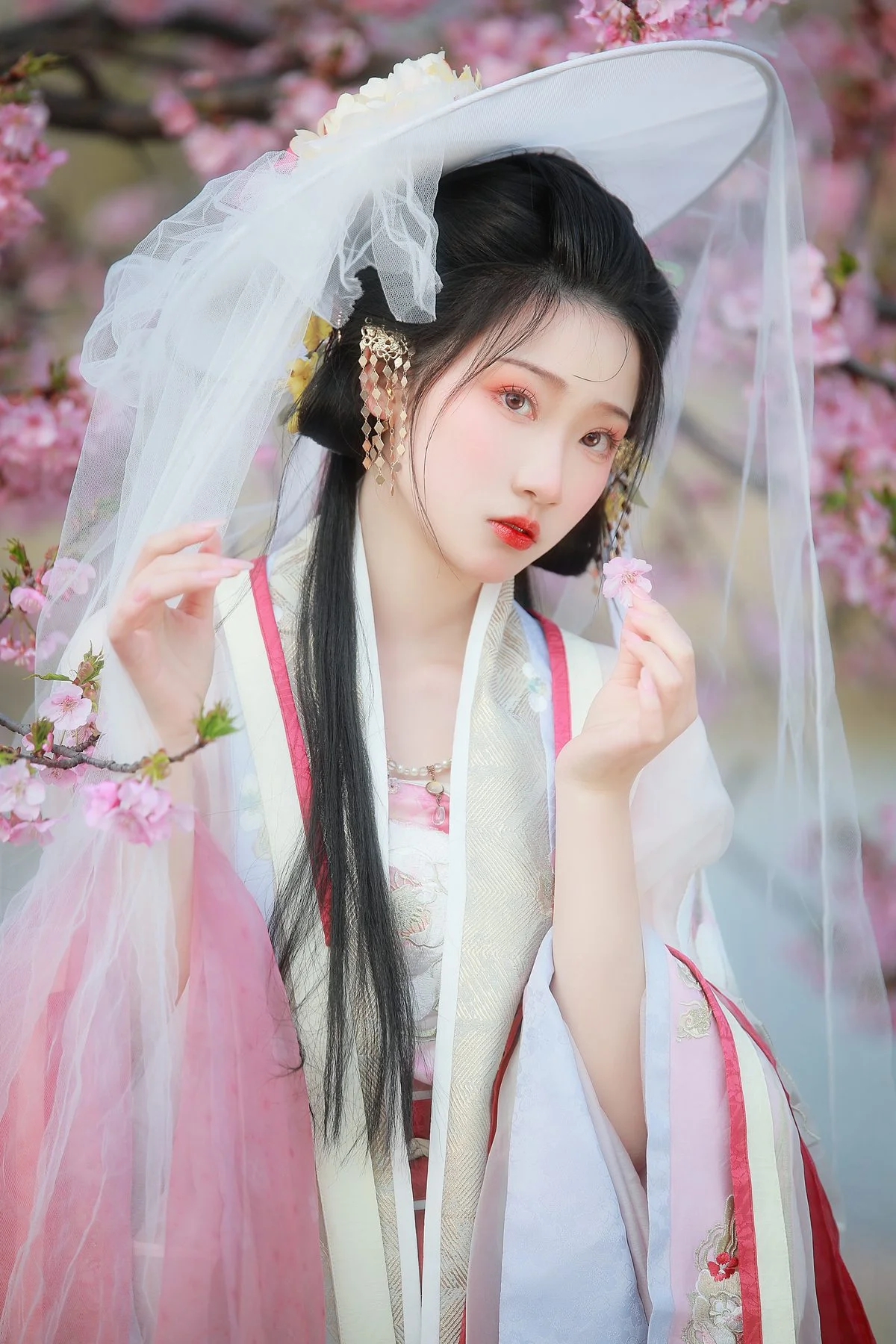 Art Language Vol.4214 Chun Yu: Capturing the Serenity and Grace of Modern Portraiture