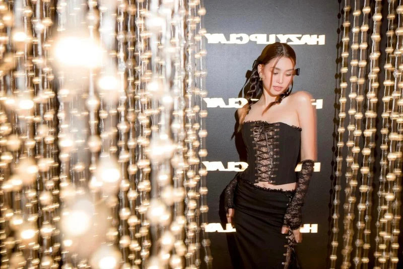 Diep Lam Anh’s Ageless Elegance: How the Multi-Talented Star maintains Her Stunning Glow Alongside Miss Vietnam Tieu Vy
