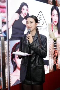 Diep Lam Anh’s Ageless Elegance: How the Multi-Talented Star maintains Her Stunning Glow Alongside Miss Vietnam Tieu Vy - image 6