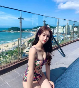 Stunning Gallery of Korean Model Han Kyung: A Blend of Elegance and Modern Style - image 20