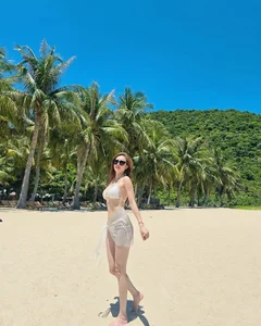Lê Khánh Chi Dazzles Fans with Breathtaking Summer Bikini Series and Beachside Glamour - image 8