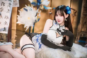 Elegant Blue and White Porcelain Cheongsam Photography: Modern Qipao Style Inspiration by Hanyu Sanwei - image 6