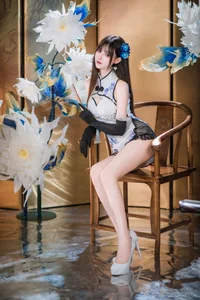 Elegant Blue and White Porcelain Cheongsam Photography: Modern Qipao Style Inspiration by Hanyu Sanwei - image 1