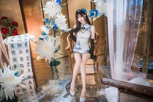 Elegant Blue and White Porcelain Cheongsam Photography: Modern Qipao Style Inspiration by Hanyu Sanwei - image 2