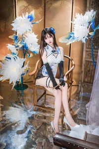 Elegant Blue and White Porcelain Cheongsam Photography: Modern Qipao Style Inspiration by Hanyu Sanwei - image 14