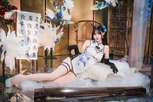Elegant Blue and White Porcelain Cheongsam Photography: Modern Qipao Style Inspiration by Hanyu Sanwei - image 3