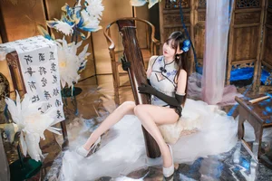 Elegant Blue and White Porcelain Cheongsam Photography: Modern Qipao Style Inspiration by Hanyu Sanwei - image 17