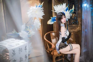 Elegant Blue and White Porcelain Cheongsam Photography: Modern Qipao Style Inspiration by Hanyu Sanwei - image 20