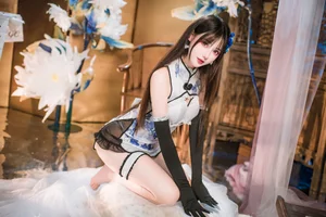 Elegant Blue and White Porcelain Cheongsam Photography: Modern Qipao Style Inspiration by Hanyu Sanwei - image 7