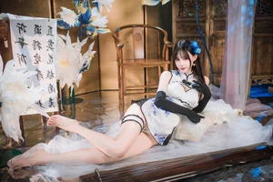 Elegant Blue and White Porcelain Cheongsam Photography: Modern Qipao Style Inspiration by Hanyu Sanwei - image 9