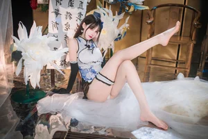 Elegant Blue and White Porcelain Cheongsam Photography: Modern Qipao Style Inspiration by Hanyu Sanwei - image 11