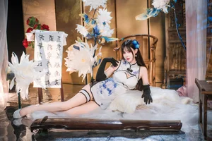 Elegant Blue and White Porcelain Cheongsam Photography: Modern Qipao Style Inspiration by Hanyu Sanwei - image 13