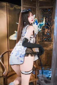 Elegant Blue and White Porcelain Cheongsam Photography: Modern Qipao Style Inspiration by Hanyu Sanwei - image 8