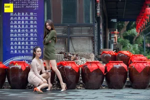 Urban Chic with Best Friends: Jia Jia and Yun Zhi in the IESS Two Friends on One Street Volume 2 - image 44