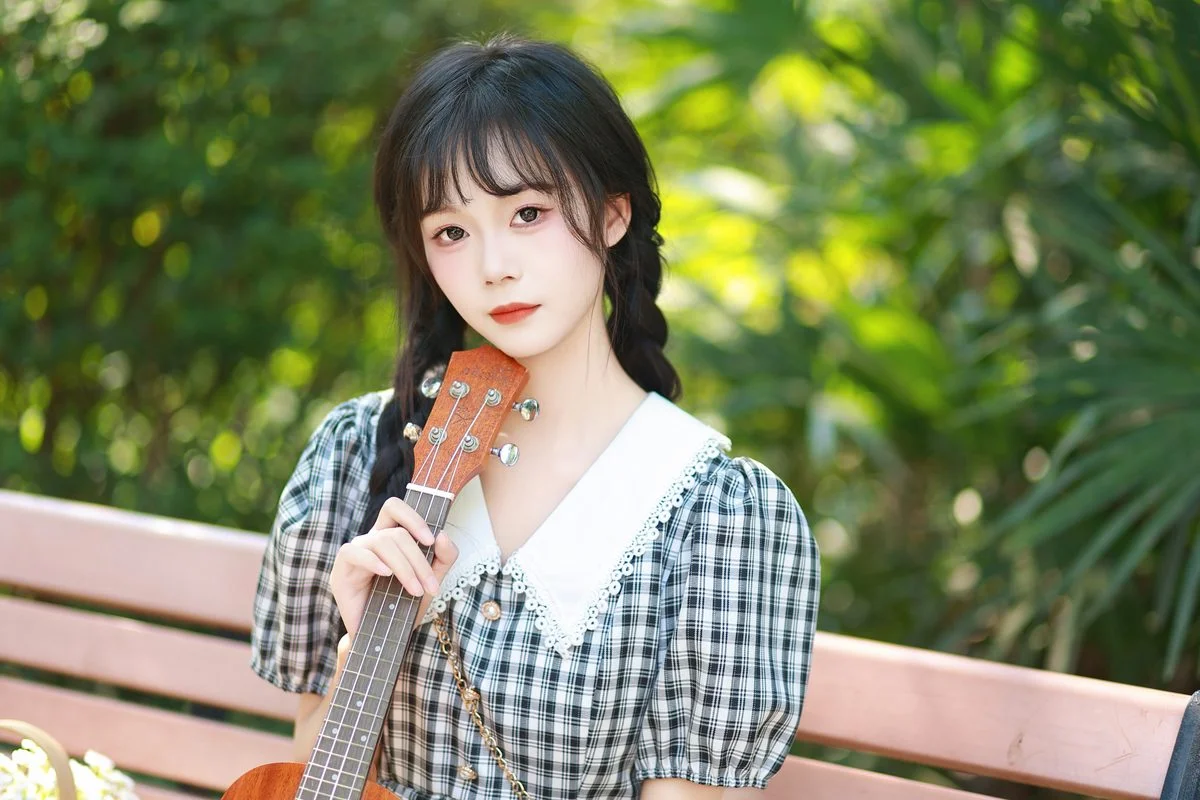 Sophisticated Visuals: YiTuYu Art Language Vol.5880 Featuring Guan Ning