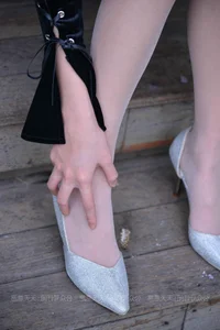 IESS Xiao Xiao: Black Straps on the Stairs – A Study in Contrast - image 66