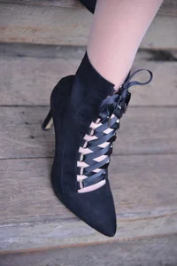 IESS Xiao Xiao: Black Straps on the Stairs – A Study in Contrast - image 19