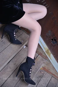IESS Xiao Xiao: Black Straps on the Stairs – A Study in Contrast - image 2