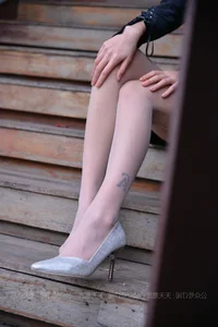 IESS Xiao Xiao: Black Straps on the Stairs – A Study in Contrast - image 75