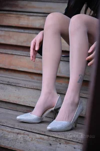 IESS Xiao Xiao: Black Straps on the Stairs – A Study in Contrast - image 7
