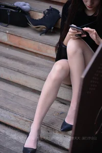 IESS Xiao Xiao: Black Straps on the Stairs – A Study in Contrast - image 0