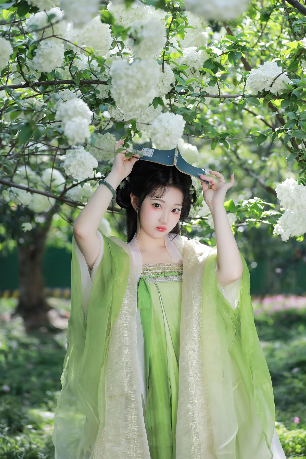 Ethereal Garden Muse: Xiao Bing Gan in YiTuYu Vol.8856