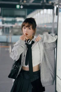 YiTuYu Art Language Vol.10188 You Zi Pi: Premium 20-Page Artistic Photography Collection - image 5