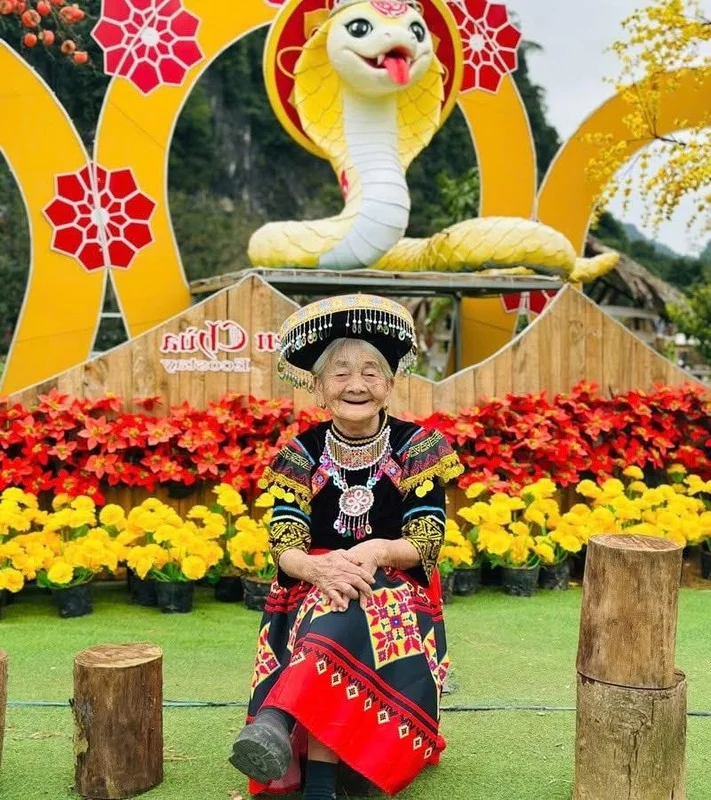 97-Year-Old Grandmother from Ha Tinh Goes Viral with Inspiring Global Travel Photography Collection