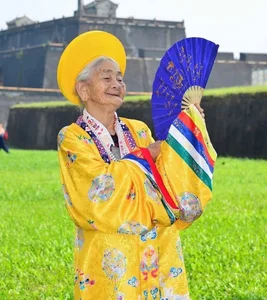 97-Year-Old Grandmother from Ha Tinh Goes Viral with Inspiring Global Travel Photography Collection - image 2