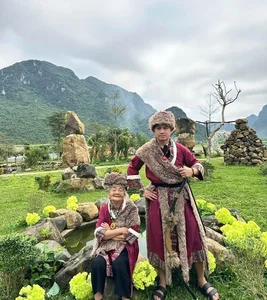 97-Year-Old Grandmother from Ha Tinh Goes Viral with Inspiring Global Travel Photography Collection - image 1