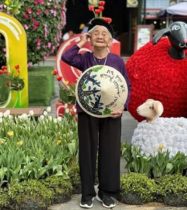 97-Year-Old Grandmother from Ha Tinh Goes Viral with Inspiring Global Travel Photography Collection - image 5