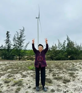 97-Year-Old Grandmother from Ha Tinh Goes Viral with Inspiring Global Travel Photography Collection - image 9