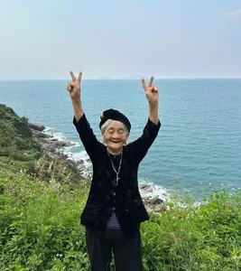 97-Year-Old Grandmother from Ha Tinh Goes Viral with Inspiring Global Travel Photography Collection - image 7