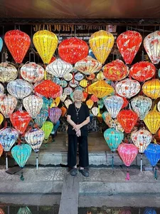 97-Year-Old Grandmother from Ha Tinh Goes Viral with Inspiring Global Travel Photography Collection - image 4