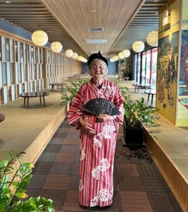 97-Year-Old Grandmother from Ha Tinh Goes Viral with Inspiring Global Travel Photography Collection - image 10