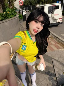 TikToker Bao Khuyen Susan rocks sporty street style with a Brazil jersey and slim waist - image 0