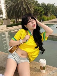 TikToker Bao Khuyen Susan rocks sporty street style with a Brazil jersey and slim waist - image 5