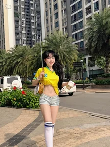 TikToker Bao Khuyen Susan rocks sporty street style with a Brazil jersey and slim waist - image 2